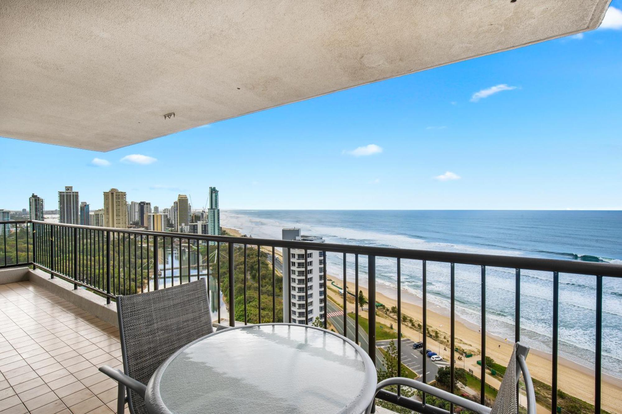 Capricorn One Beachside - Official 4* Gold Coast
