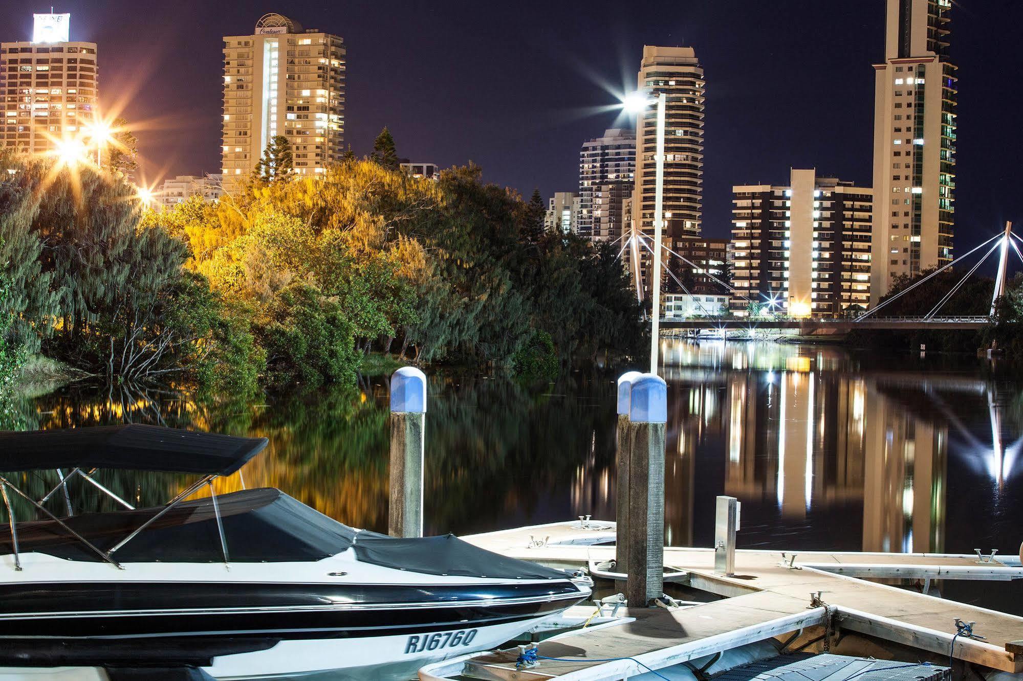 Capricorn One Beachside - Official Aparthotel Gold Coast